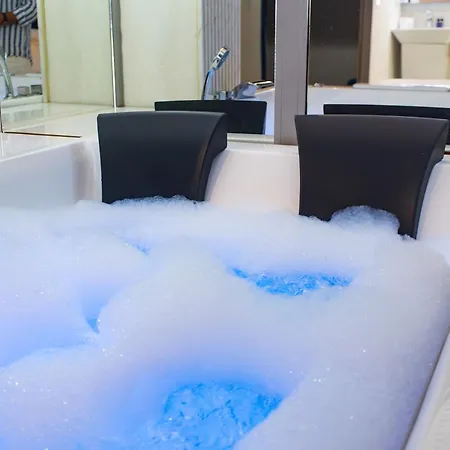 The Bubbles - Jacuzzi Hotel Tirana