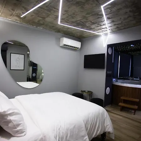 The Bubbles - Jacuzzi Hotel Tirana