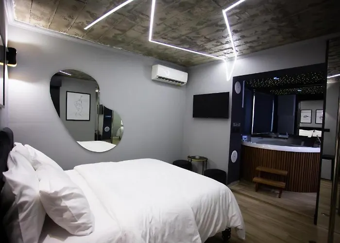 The Bubbles - Jacuzzi Szálloda Tirana